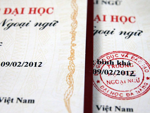 In sai bằng, ĐH Ngoại ngữ Đà Nẵng cạo bằng lưỡi lam, Đóng mộc treo lên bằng in sai, thanh nien, tuyển sinh, thông tin tuyển sinh, điểm thi, bằng giả, bằng đại học In sai bằng, ĐH Ngoại ngữ Đà Nẵng cạo bằng lưỡi lam, Đóng mộc treo lên bằng in sai, thanh nien, tuyển sinh, thông tin tuyển sinh, điểm thi, bằng giả, bằng đại học