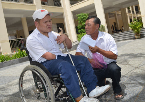 Thí sinh tật nguyền thi đại học, Thí sinh Hồ Văn Lai chỉ còn 1 tay vẫn thi ĐH, tuyển sinh, thông tin tuyển sinh