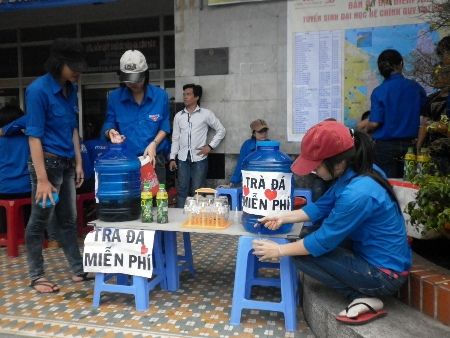 Nước uống miễn phí tiếp sức mùa thi, sinh viên tình nguyện mùa thi, tuyển sinh, thông tin tuyển sinh, tiếp sức mùa thi, dan tri, áo xanh tình nguyện