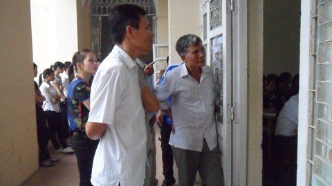 Nặnh gánh khi đưa con lên thành phố nhập học, Đậu đại học, Ký túc xá SV, phụ huynh, thí sinh nghèo, vietnamnet Nặnh gánh khi đưa con lên thành phố nhập học, Đậu đại học, Ký túc xá SV, phụ huynh, thí sinh nghèo, vietnamnet