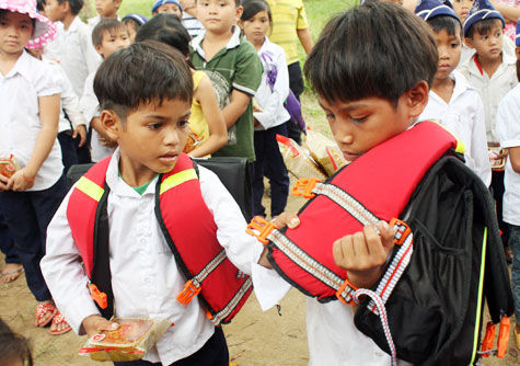hoc sinh, hoc sinh di hoc bang be, vuot song den truong, tuyen sinh, thong tin tuyen sinh, bao giao duc, hoc sinh vung sau vung xa, hoc sinh ngheo, truong vung sau vung xa, ao phao hoc sinh, hoc sinh di hoc bang be, vuot song den truong, tuyen sinh, thong tin tuyen sinh, bao giao duc, hoc sinh vung sau vung xa, hoc sinh ngheo, truong vung sau vung xa, ao phao