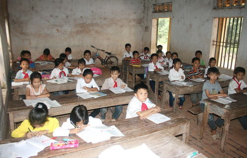 Nợ 6000 tiền mua sách học sinh bị hiệu phó tát vào mặt, Đánh học sinh, tát học sinh, tuyen sinh, thong tin tuyen sinh, vi pham tuyen sinh,  Nợ 6000 tiền mua sách học sinh bị hiệu phó tát vào mặt, Đánh học sinh, tát học sinh, tuyen sinh, thong tin tuyen sinh, vi pham tuyen sinh,