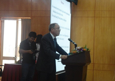 GS Roger B. Myerson giảng bài cho giảng viên và sinh viên trường ĐH Ngoại Thương, Kinh tế Quốc dân và HV Ngoại giao.