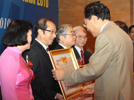 Lễ phong tặng nhà giáo nhân dân và nhà giáo ưu tú năm 2012