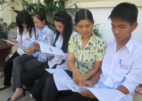 Báo áo trắng: Nhà trường dùng tiền bán bào giúp học sinh nghèo