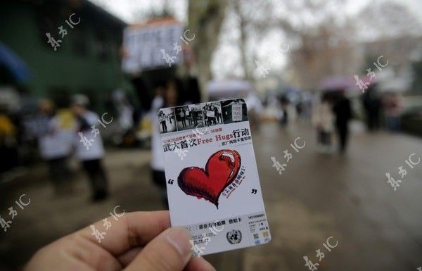 free hug, ngay tan the, lich cua nguoi maya, nguoi maya, om mien phi, kenh 14, sinh vien, dai hoc, giao duc quoc te