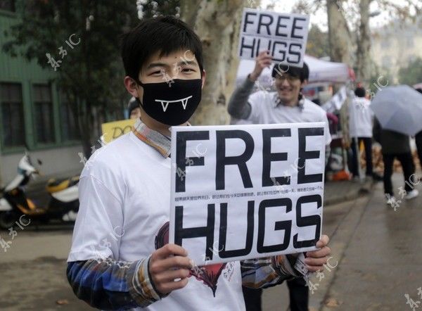 free hug, ngay tan the, lich cua nguoi maya, nguoi maya, om mien phi, kenh 14, sinh vien, dai hoc, giao duc quoc te