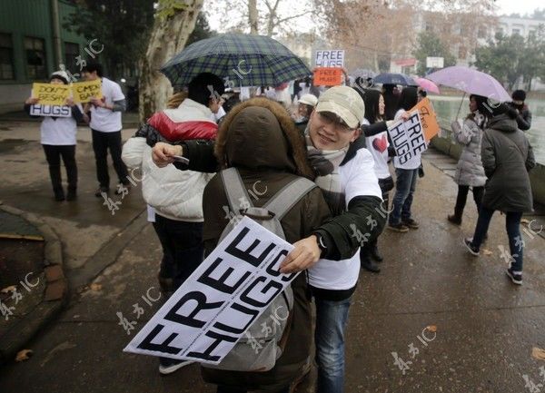 free hug, ngay tan the, lich cua nguoi maya, nguoi maya, om mien phi, kenh 14, sinh vien, dai hoc, giao duc quoc te