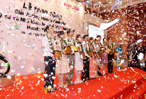 10 sinh viên suất sắc nhận học bổng Honda YES