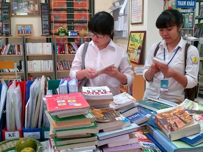 thu vien, doc sach, muon sachl lay sach, sach hay, giao vien, hoc sinh, tien phong