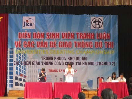 Sinh viên tranh luận giải quyết ùn tắc giao thông