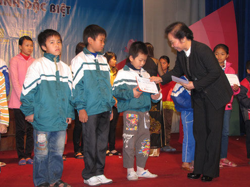 Phó chỉu tịch nước Nguyễn Thị Doan trao tăng học bổng cho các em đặc biệt khó khăn. Ảnh: Nguyên Khoa
