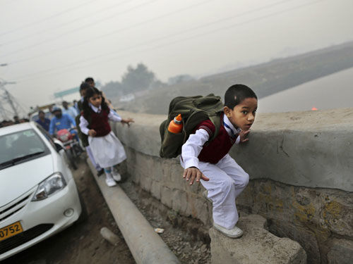 tuyen sinh, thong tin tuyen sinh, giao duc, kenh tuyen sinh, tuyen sinh 2013, lop hoc dac biet, tre em ngheo, new delhi, lop hoc duoi gam cau, nguoi lao dong