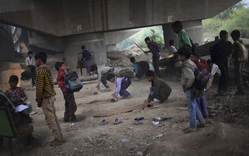 tuyen sinh, thong tin tuyen sinh, giao duc, kenh tuyen sinh, tuyen sinh 2013, lop hoc dac biet, tre em ngheo, new delhi, lop hoc duoi gam cau, nguoi lao dong