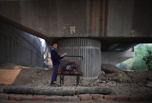 tuyen sinh, thong tin tuyen sinh, giao duc, kenh tuyen sinh, tuyen sinh 2013, lop hoc dac biet, tre em ngheo, new delhi, lop hoc duoi gam cau, nguoi lao dong