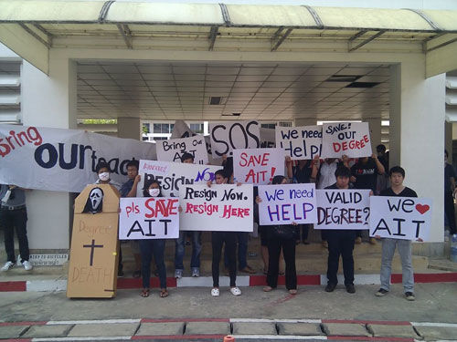 sinh vien bieu tinh, giao luu, tang hoc phi, hoc vien cong nghe chau a, tuyen sinh, thong tin tuyen sinh, giao duc, kenh tuyen sinh, tuyen sinh 2013, thanh nien