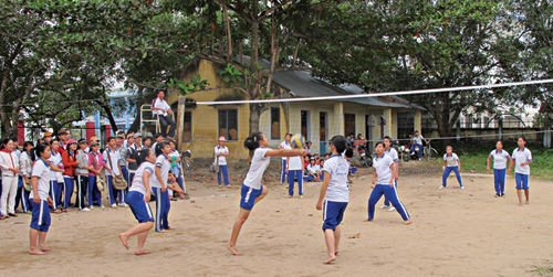 Học sinh ăn bánh mì thi đấu thể thao