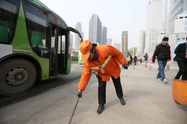 Thạc sĩ tại Trung quốc từ chối lương cao, chọn nghề ... quét rác
