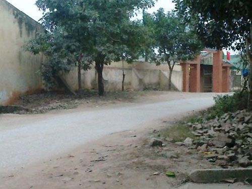 Nữ sinh đâm bạn ngay trước trường Đồi Ngô - Ảnh 1