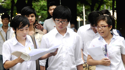 Thí sinh dự thi vào ĐH Kinh tế TPHCM năm 2012