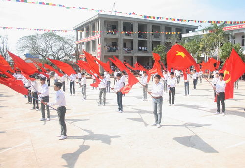 Học sinh Trường THPT Cẩm Khê, Phú Thọ trong ngày khai giảng năm học mới