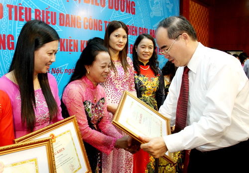 Phó Thủ tướng Chính phủ Nguyễn Thiện Nhân trao bằng khen của Bộ trưởng Bộ GD&ĐT cho các nữ nhà giáo đang công tác tại các vùng khó của đất nước