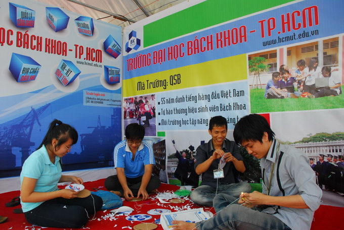 Tư vấn tuyển sinh và hướng nghiệp năm 2013 Tư vấn tuyển sinh và hướng nghiệp năm 2013