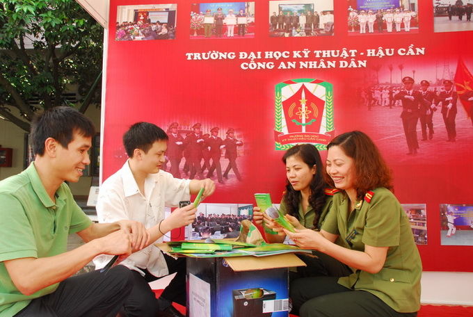 Tư vấn tuyển sinh và hướng nghiệp năm 2013 Tư vấn tuyển sinh và hướng nghiệp năm 2013