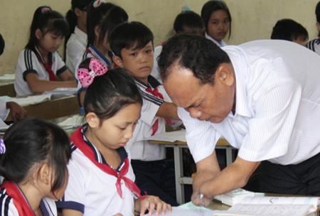 Thầy giáo cụt tay say mê dạy học và vẽ tranh thay giao, khuyet tat, tan tat, vuot kho, khoa giao, giao duc, dan tri