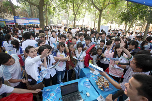 Tư vấn mùa thi 2013 tại Tây Ninh: thí sinh băn khoăn về ngành kinh tế tu van mua thi, huong nghiep, tu van tuyen sinh, tuyen sinh, chon nganh, tu van chon nganh, tu van chon truong, cach chon truong, cach chon nganh, thanh nien