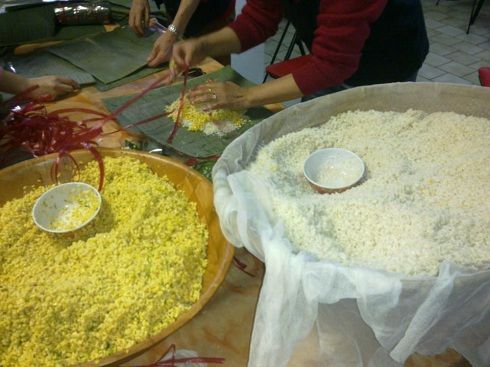 Gói bánh chưng chùa Trấn Quốc tại Pháp