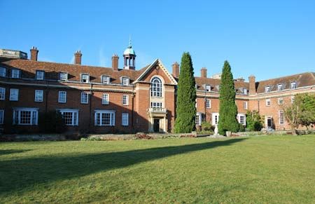 Anh: sinh viên kiện trường đại học vì phân biệt giàu nghèo - Ảnh 1