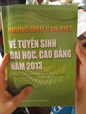 Nhiều thiếu sót trong cuốn “Những điều cần biết” Mặc dù được xem là tài liệu quan trọng, chính thống để giúp thí sinh nhưng cuốn “Những điều cần biết về tuyển sinh Đại học, Cao đẳng năm 2013” vẫn có nhiều thiếu sót. Cụ thể, trong phần thông tin tuyển sinh đào tạo liên thông chính quy năm 2013 chỉ in có 13 trường được phép đào tạo loại hình liên thông từ trình độ trung cấp (TC) nghề, cao đẳng nghề lên trình độ cao đẳng và đại học chính quy. Cụ thể, cuốn “Những điều cần biết về tuyển sinh ĐH, CĐ năm 2013” có thông tin như sau: “Các cơ sở được Bộ GD-ĐT cho phép đào tạo liên thông từ trung cấp nghề lên CĐ, trung cấp nghề và CĐ nghề lên ĐH gồm các trường: ĐH Sư phạm Kỹ thuật Hưng Yên, ĐH Sư phạm Kỹ thuật Nam Định, ĐH Sư phạm Kỹ thuật Vinh, ĐH Sư phạm Kỹ thuật TPHCM, ĐH Lao động Xã hội, ĐH Kinh doanh và Công nghệ Hà Nội, ĐH Sao Đỏ, ĐH Công nghệ Đồng Nai, ĐH Duy Tân, CĐ Xây dựng số 1, ĐH Hàng hải, ĐH Hải Phòng, ĐH Công nghệ Đông Á”. Trong khi đó thực tế có đến 16 trường ĐH, CĐ được phép đào tạo. Như vậy thiếu thông tin của 3 trường là ĐH Trà Vinh, CĐ Viễn Đông, CĐ Thương mại và Du lịch Thái Nguyên. Theo quy định mới, các chương trình liên thông từ bậc TCCN, TC nghề lên ĐH; từ TC nghề lên CĐ; từ CĐ nghề lên ĐH thì phải do Bộ trưởng Bộ GD-ĐT quyết định. Thí sinh liên thông sẽ có quyền lợi như tất cả các thí sinh khác: được sử dụng kết quả thi liên thông để xét tuyển học hệ chính quy hoặc liên thông cùng ngành tại các cơ sở đào tạo. Khi trúng tuyển và học liên thông thí sinh được Hội đồng đào tạo liên thông của cơ sở đào tạo xem xét, công nhận giá trị chuyển đổi kết quả học tập và khối lượng kiến thức được miễn trừ. Cuốn Những điều cần biết về tuyển sinh Đại học, Cao đẳng được xem là tài liệu quan trọng, chính thống để giúp thí sinh nhưng vẫn có nhiều thiếu sót. Bên cạnh đó, cuốn NĐCB cũng không chính xác khi thông tin Trường ĐH Giao thông vận tải TPHCM bị đình chỉ tuyển sinh năm 2013 ngành công nghệ thông tin. Đại diện trường này cho biết trường đã có văn bản giải trình gửi Bộ về điều kiện đội ngũ giảng viên đã đảm bảo mở ngành và được Bộ cho phép tiếp tục được đào tạo ngành này. Nhiều thiếu sót trong cuốn những điều cần biết