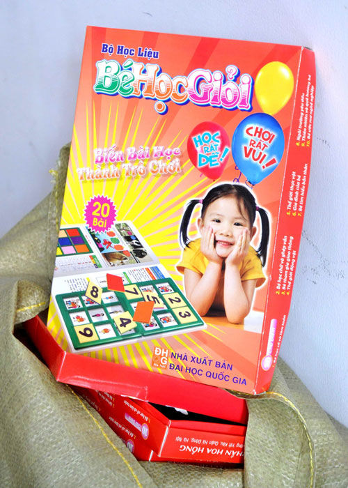 Sách giả sản xuất hàng loạt bị phát hiện | Sách giả là gì?