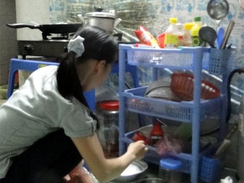 Kinh tế khó khăn hai bằng đại học phải sống nhờ bạn