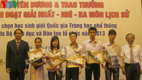 Tuyên dương hơn 200 học sinh giỏi quốc gia môn Lịch Sử - Ảnh 1