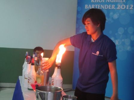 Nghề "hot" bartender: Đầy sẹo và cám dỗ | Học nghề Bartender
