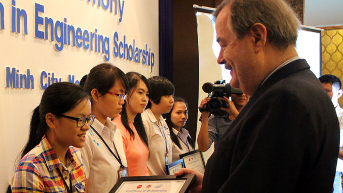 Hiệp hội thương mại Mỹ tại Việt Nam trao 50 suất học bổng cho SV