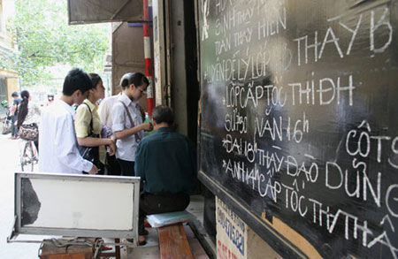 Các thí sinh đăng ký học tại một trung tâm luyện thi  gần Trường Đại học Khoa học tự nhiên. Ảnh: Huyền Vũ