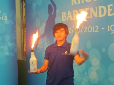 Nghề "hot" bartender: Đầy sẹo và cám dỗ | Học nghề Bartender