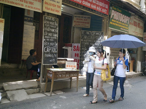 Lò luyện thi đại học chật chội vẫn đầy thí sinh | Luyen thi dai hoc Lò luyện thi đại học chật chội vẫn đầy thí sinh | Luyen thi dai hoc