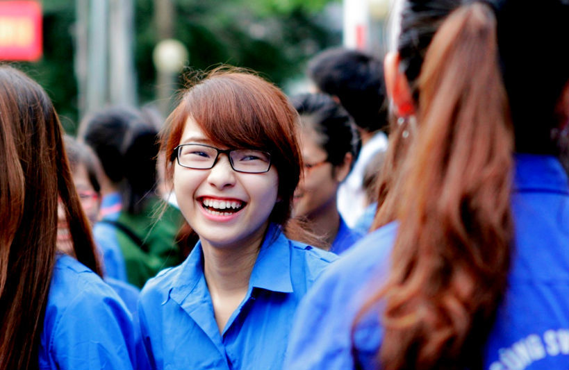 Nữ sinh đại học Ngoại Thương với màu áo xanh tình nguyện