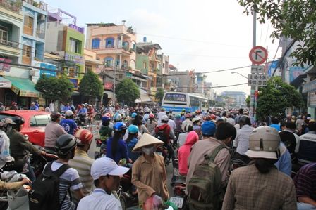 Ùn tắt cục bộ tại các tuyến đường quanh khu vực ĐH Công nghiệp TPHCM.