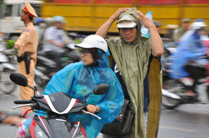 Thi đại học đợt 2: Thí sinh đội mưa đến trường dự thi - Ảnh 2