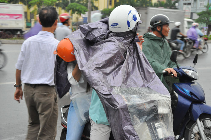 Thi đại học đợt 2: Thí sinh đội mưa đến trường dự thi - Ảnh 4
