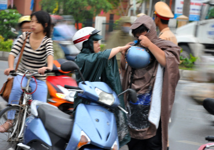 Thi đại học đợt 2: Thí sinh đội mưa đến trường dự thi - Ảnh 11