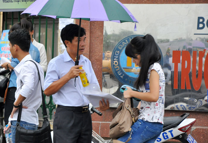 Thi đại học đợt 2: Thí sinh đội mưa đến trường dự thi - Ảnh 13
