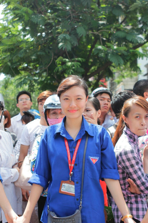 Nữ sinh đại học Ngoại Thương với màu áo xanh tình nguyện