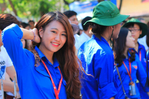 Nữ sinh đại học Ngoại Thương với màu áo xanh tình nguyện