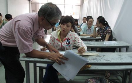 Sử dụng vách ngăn giả để ngăn chia các phòng lớn, đảm bảo chỉ 40 thí sinh/phòng.